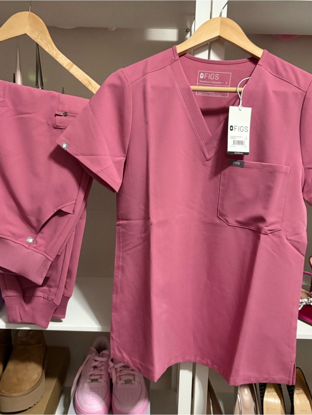 NWT FIGS Women's V-Neck Scrub Top and Pants Matching Set Mauve Pink Size SMALL